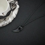 Κολιέ με δερμάτινο κορδόνι και ατσάλινο μαύρο κρεμαστό δόντι - NE349 - Image 4