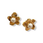 Σκουλαρίκια ατσάλινα λουλούδια χρυσά με κεντρική πέρλα - EA004
