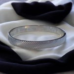 Ασημί ατσάλινη χειροπέδα με λοξά χαράγματα -BR262 - Image 2