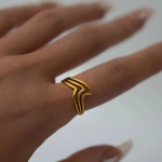 Δαχτυλίδι επιχρυσωμένο ατσάλι τριπλό κύμα-R021 - Image 2