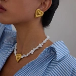 Κολιέ χρυσό ατσάλι με αλυσίδα από λευκά πετράδια-NE513 - Image 4