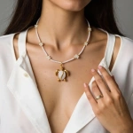 Κολιέ επιχρυσωμένο ατσάλι με λευκή χελώνα και χάντρες-NE507 - Image 3