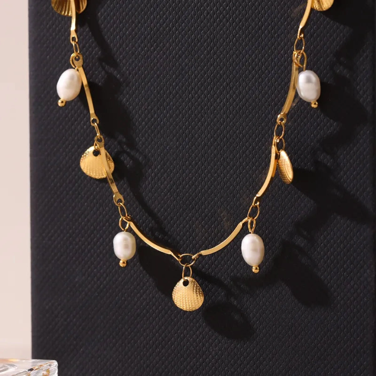 [NewProduct] - Κολιέ επιχρυσωμένο ατσάλι με πέρλες και χρυσά κοχύλια-NE084 - Image 3